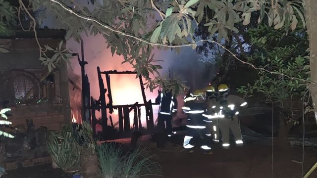Un cortocircuito destruyó una vivienda en Puerto Iguazú y provocó pérdidas totales.