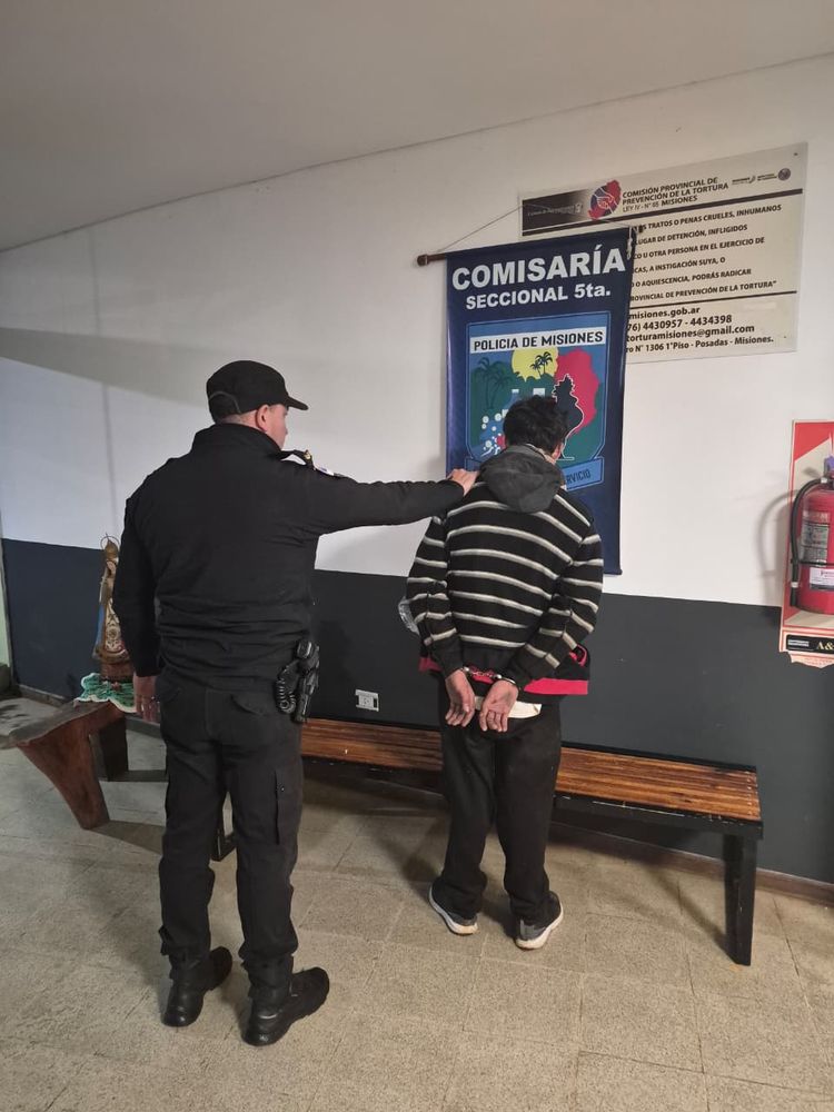 Posadas: detuvieron a un joven que robó el kiosco de una escuela y se llevó golosinas y dinero en efectivo.