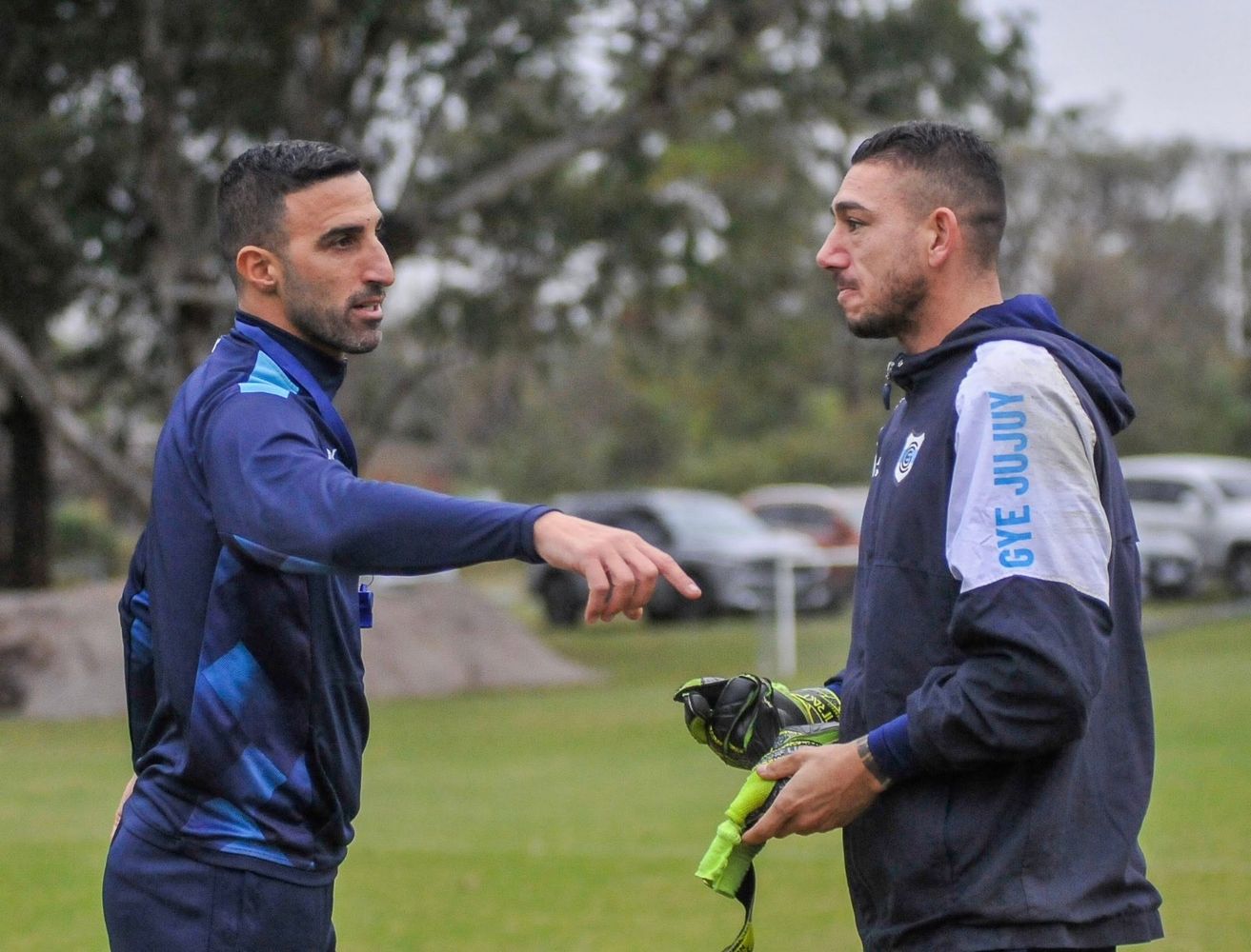 El entrenador Hernán Pellerano (izq.) da instrucciones al arquero Milton Álvarez, en la jornada de práctica. Gimnasia y Esgrima de Jujuy recibe este miércoles a Nueva Chicago en el estadio "23 de Agosto" desde las 15:00.