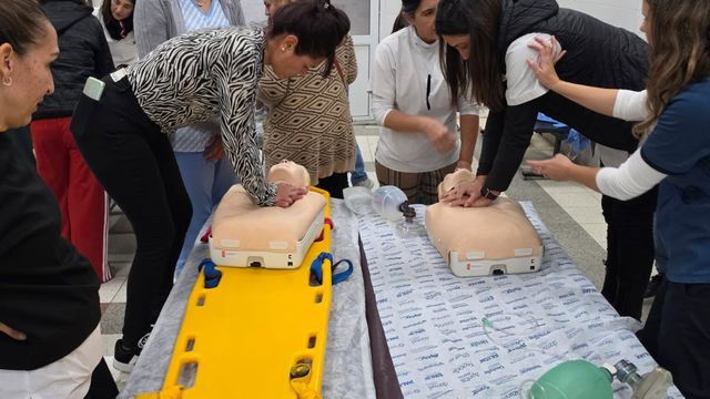 Personal de salud recibió formación para mejorar la respuesta ante situaciones críticas en pacientes pediátricos.