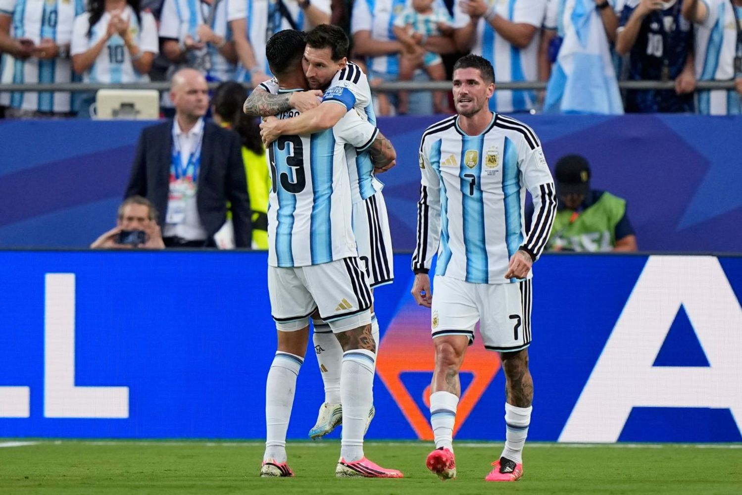 El "Cuti" Romero y Messi.