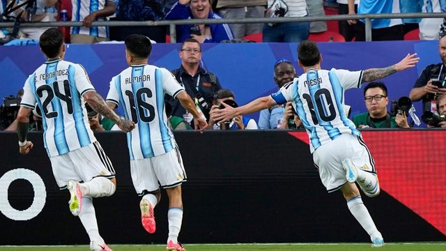 Tremendo gol de Lionel Messi para el 1 a 0 de Argentina ante Argelia.