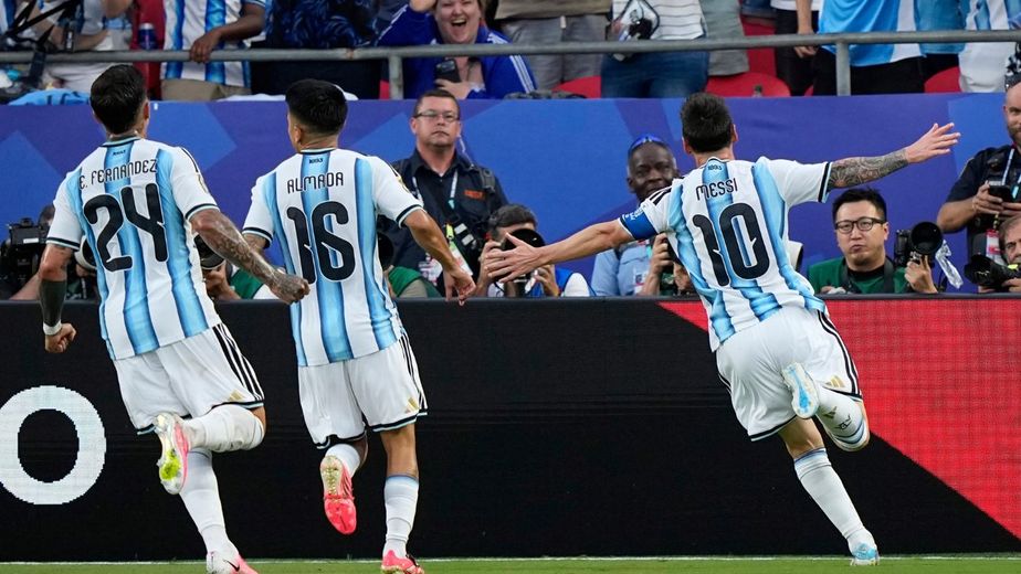 Con el show de un Messi récord, la Selección goleó a Argelia en un soñado debut en el Mundial