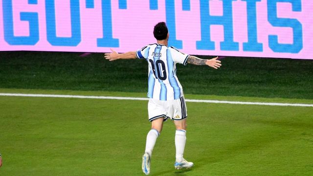 Todos a los pies de Lionel Messi, genio y figura. Y récord en los Mundiales.