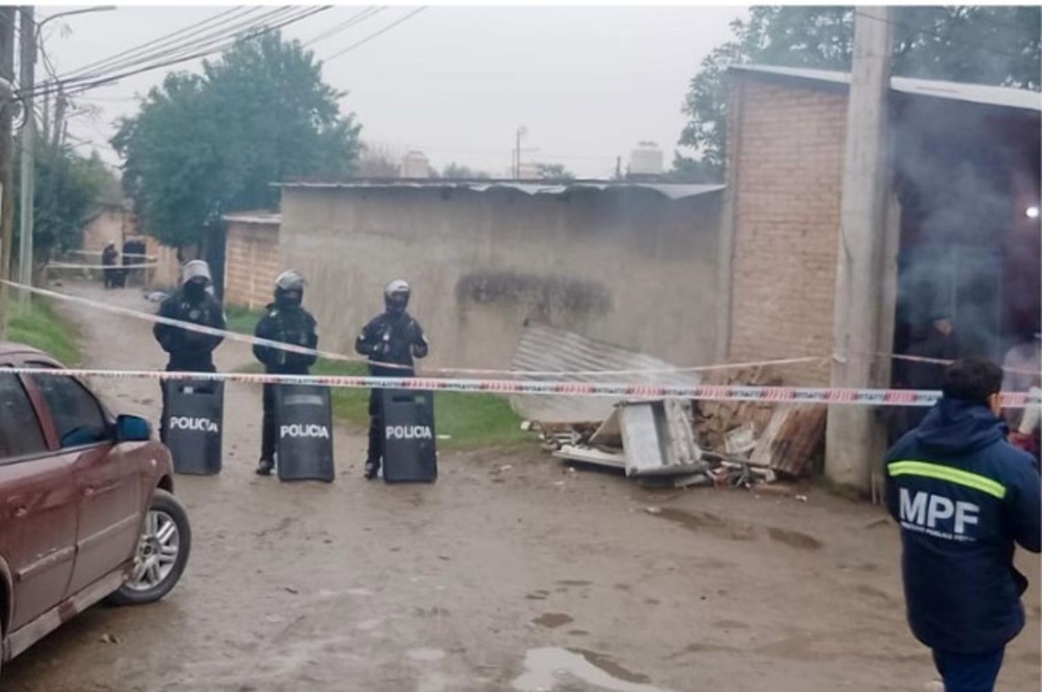 La víctima fue hallada sin vida en un pasillo de acceso al barrio Triángulo I. El caso quedó en manos de la Unidad Fiscal de Homicidios.