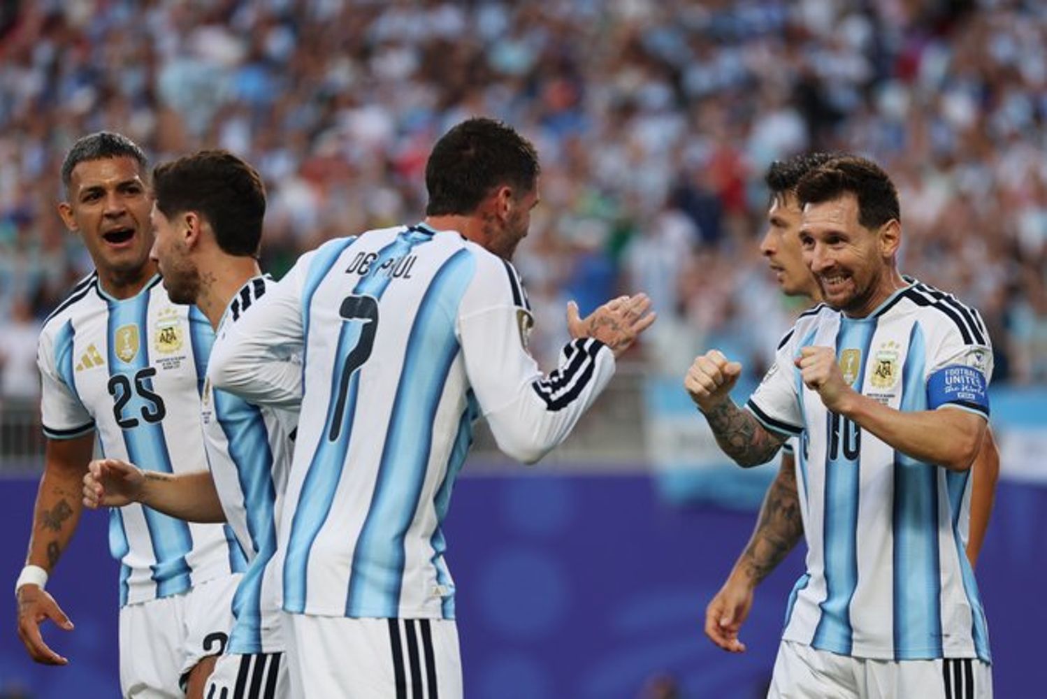 Todos a los pies de Lionel Messi, por sus tres goles para la Selección, y que hacen historia.