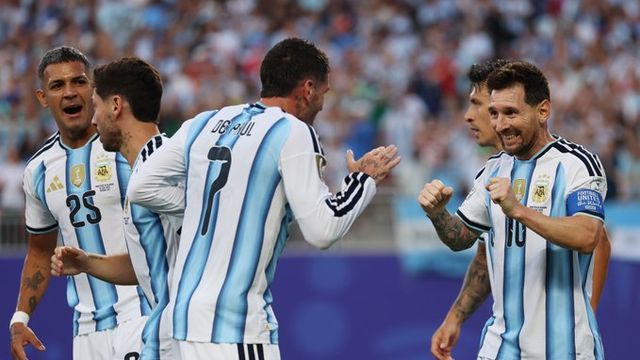 Todos a los pies de Lionel Messi, por sus tres goles para la Selección, y que hacen historia.