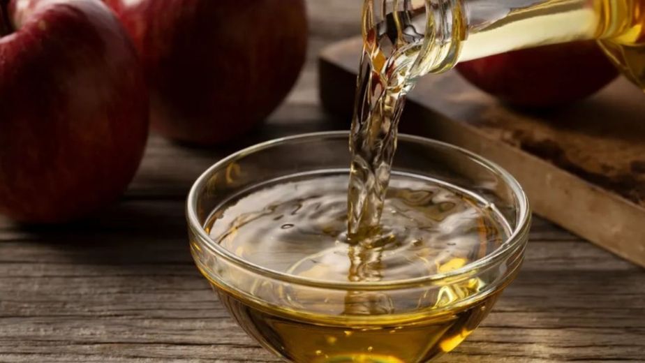Mezclar vinagre de manzana con agua tibia en ayunas: para qué sirve y qué beneficios trae