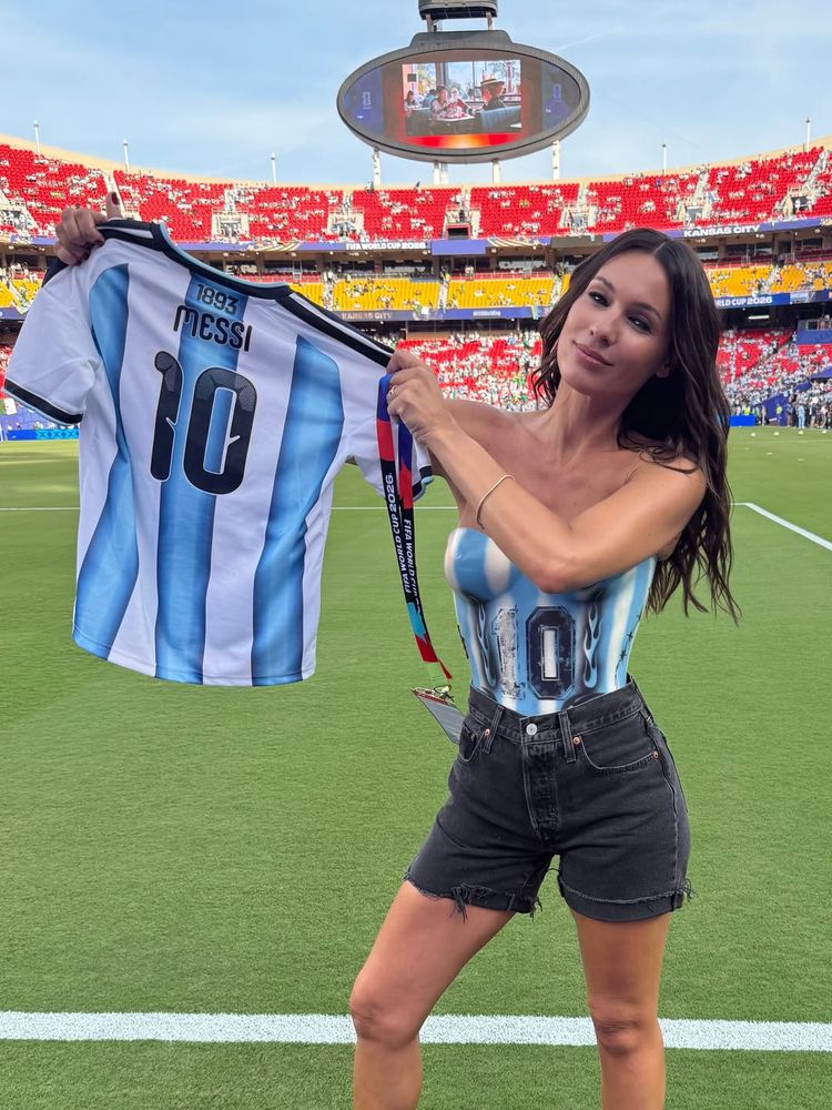 Desde Kansas, Pampita jugó su propio partido con un corset celeste y blanco que dejó sin palabras a sus fans