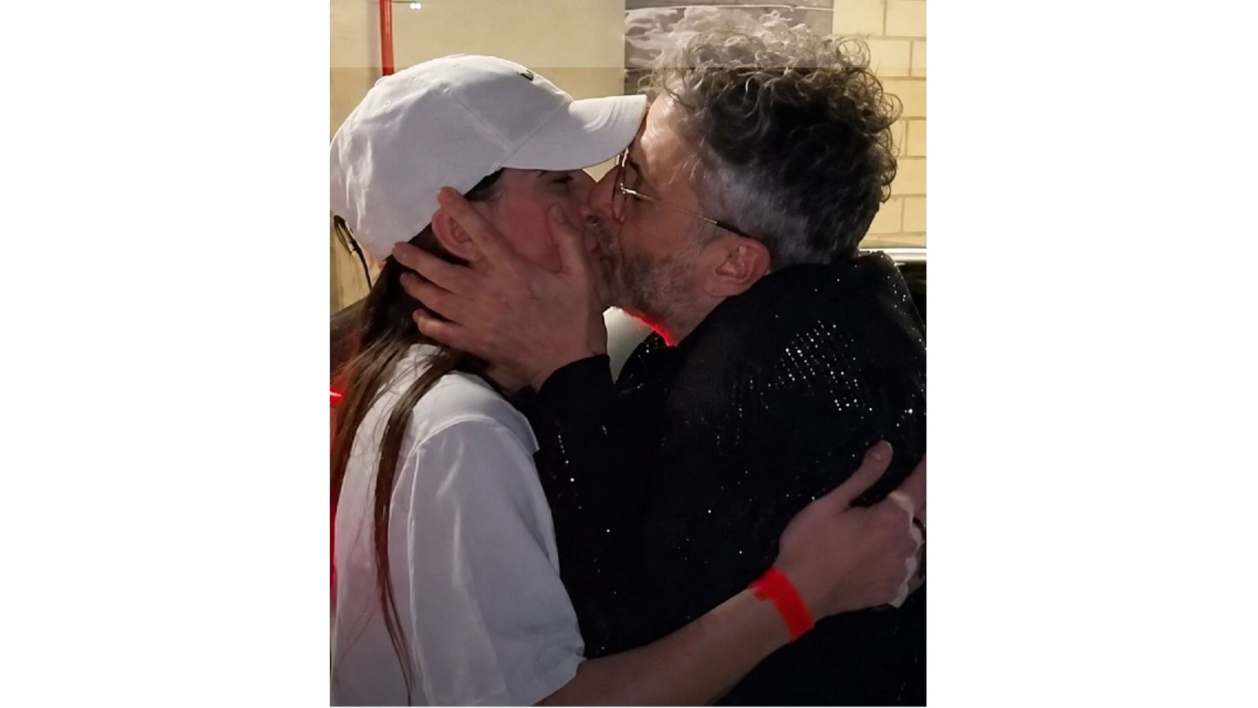 El inesperado beso que se dieron los músicos.