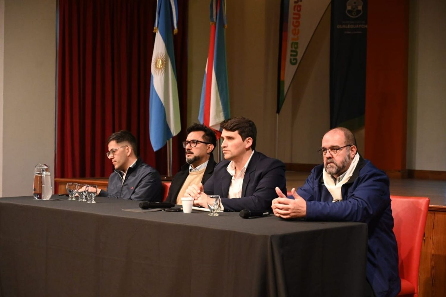 El secretario de Gobierno y Modernización, Manuel Olalde, junto a el secretario de Desarrollo Humano, Juan Ignacio Olano, el director de Habilitaciones, Juan Galli; el asesor de la Dirección de Desarrollo Social, Marcos Henchoz.