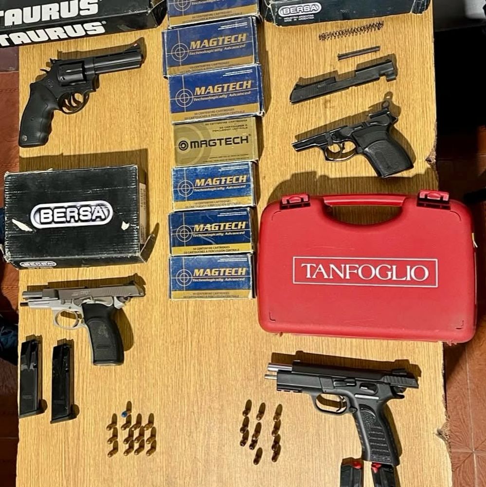 Durante el operativo se secuestraron pistolas, un revólver, municiones de distintos calibres y otros elementos de interés.