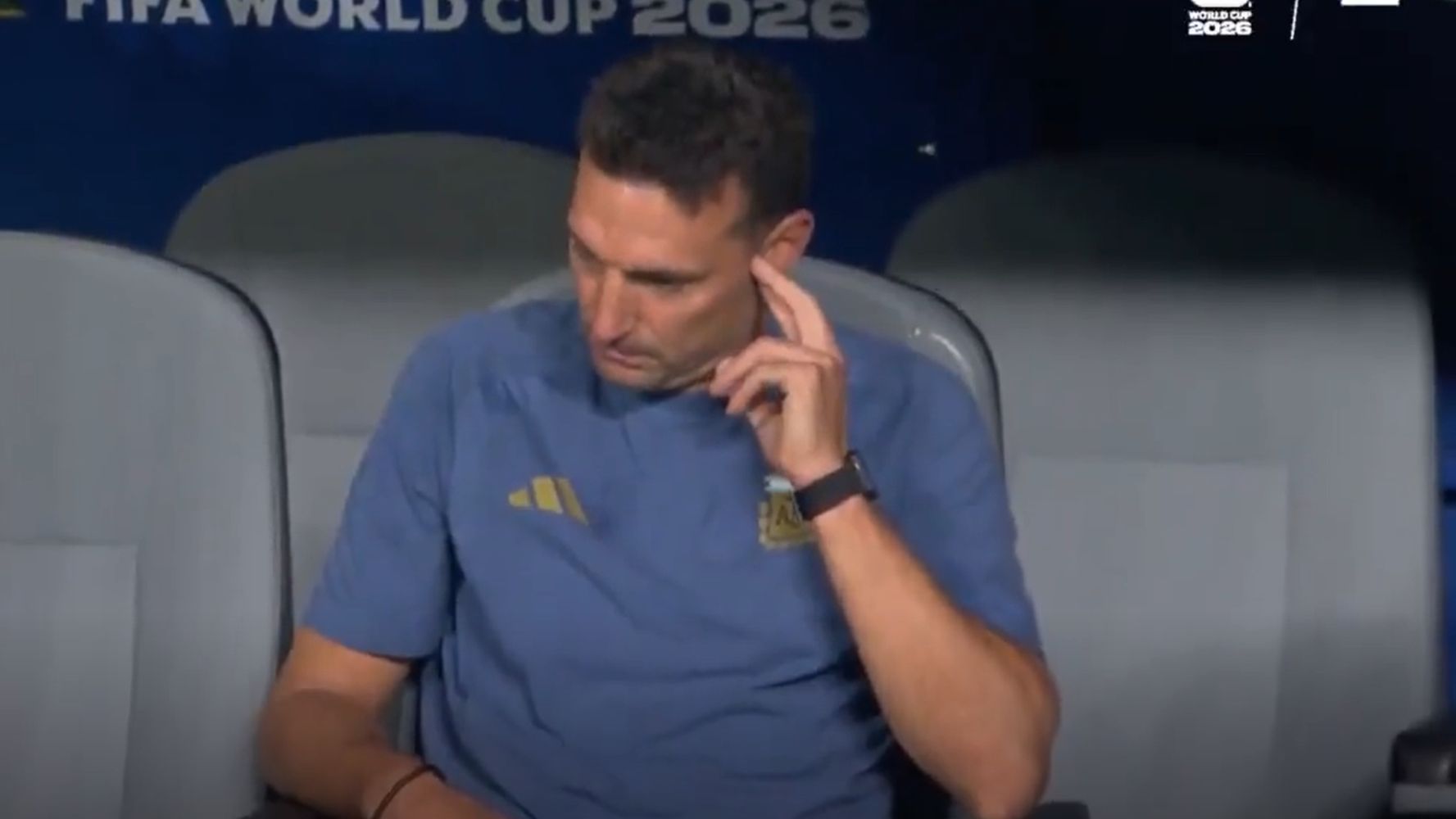 La reacción de Scaloni cuando salió Messi ante Argelia