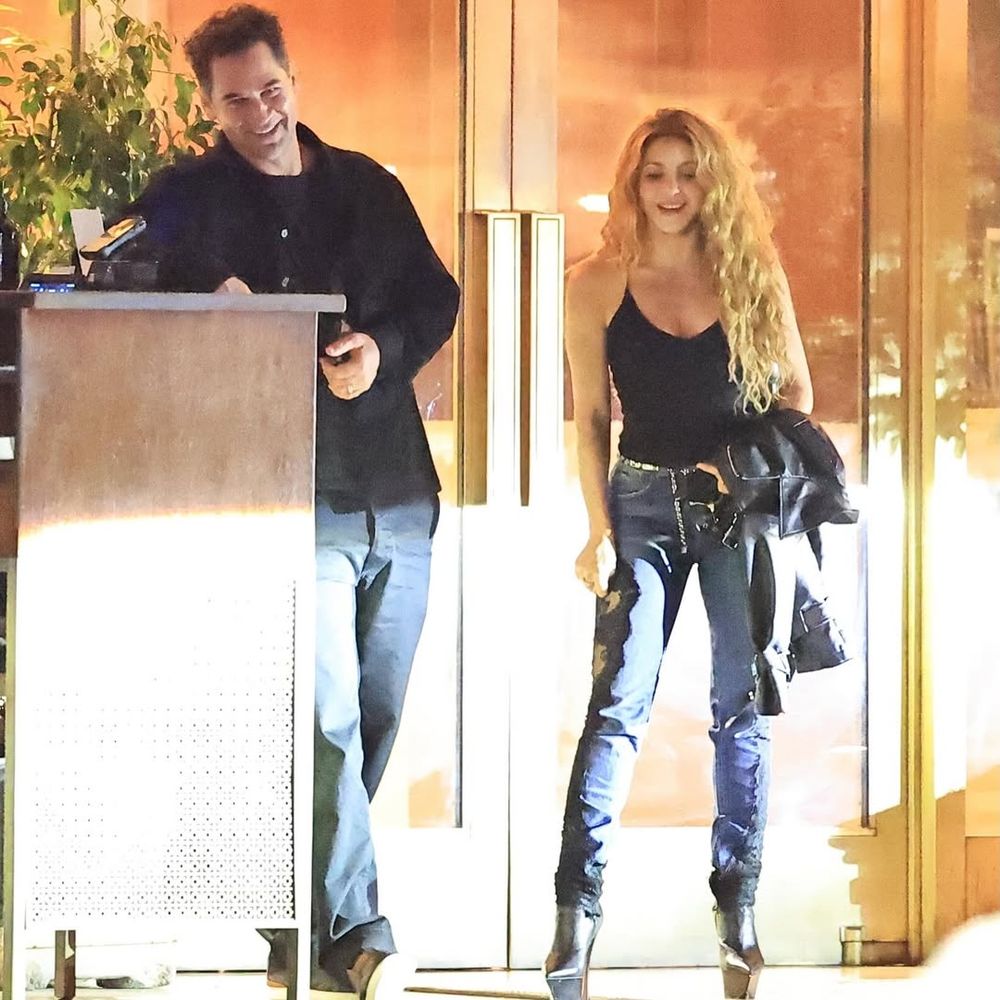 Las imágenes de Shakira junto al actor mexicano despertaron rumores en redes sociales.