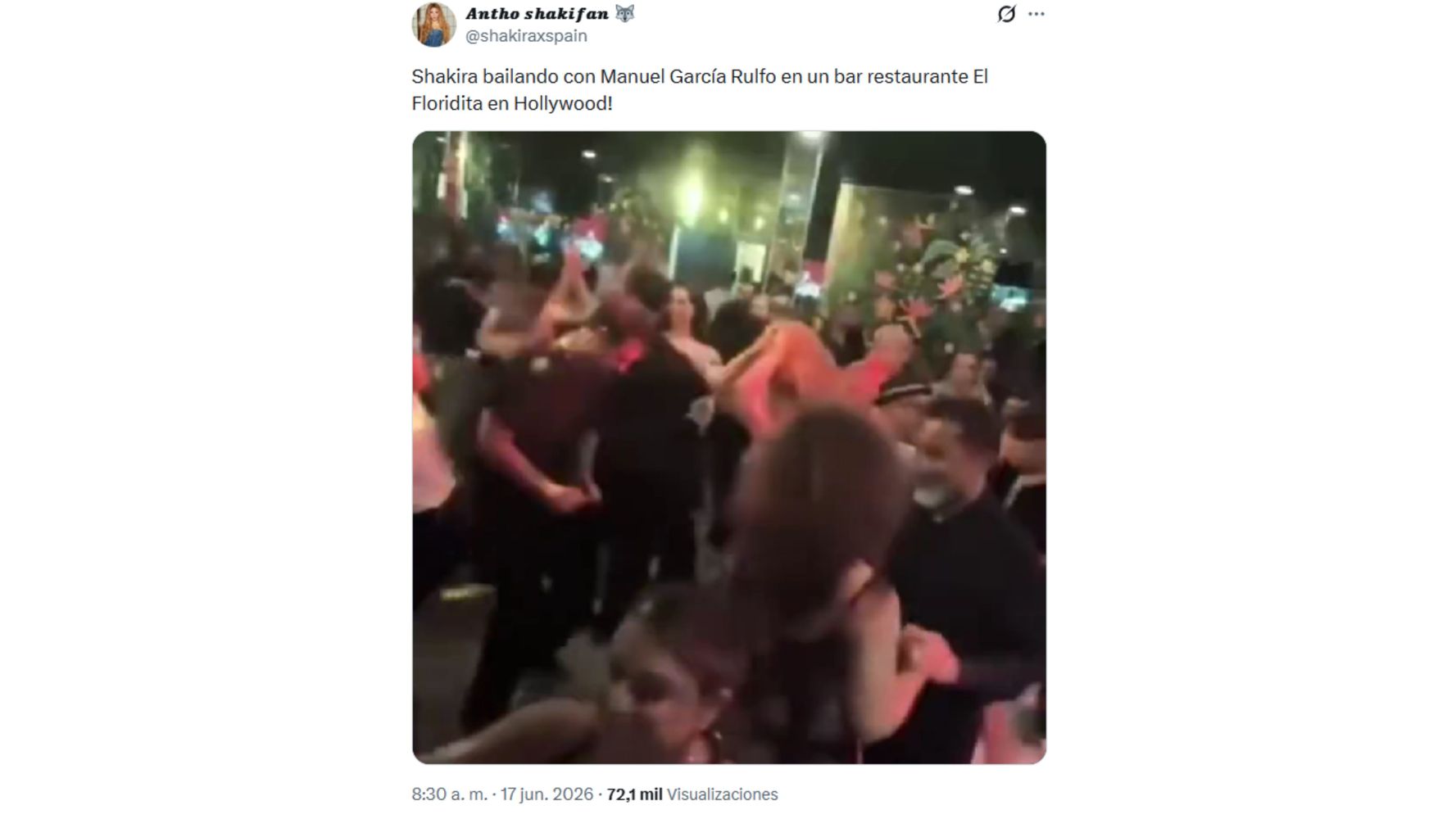 El actor y la cantante fueron vistos bailando juntos.