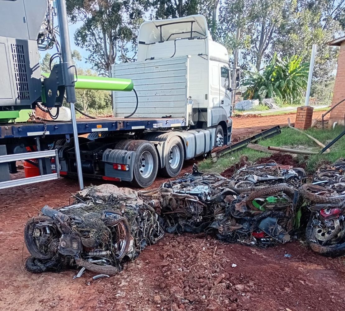 Compactaron 127 toneladas de vehículos secuestrados en depósitos policiales del norte de Misiones.