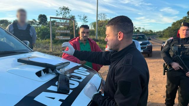 Intentó deshacerse de más de medio kilo de marihuana durante un control vial y terminó demorado en Piñalito Norte.