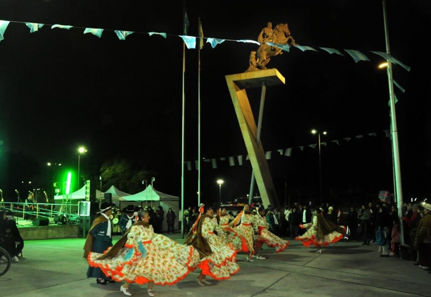 La 8ª Velada Gaucha realizada al pie del monumento emplazado sobre la ciclovía de la avenida Párroco Marschke destacó la importancia de mantener viva la memoria del héroe jujeño.