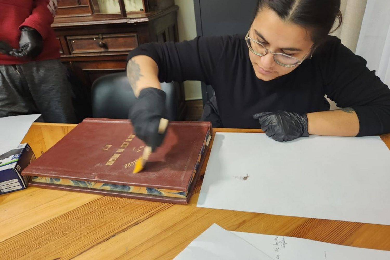 Estudiantes restaurar documentos clave del exfrigorífico de Gualeguaychú.