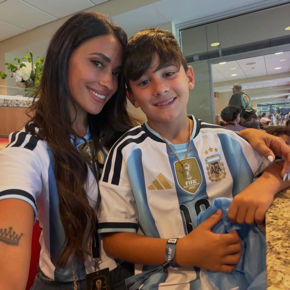 Antonela Roccuzzo y Mateo Messi