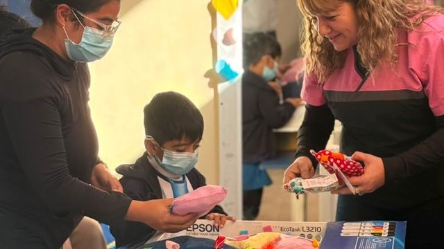 Docentes, alumnos y familias participaron de una entrega destinada a niños en tratamiento.