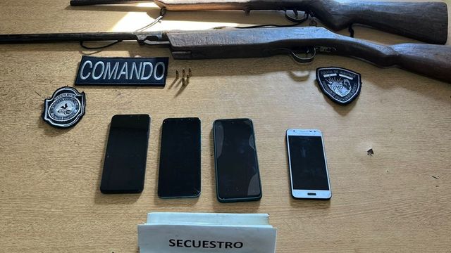 Avanza la investigación por el millonario asalto a un camión de reparto en Wanda: secuestraron armas y celulares en nuevos allanamientos.
