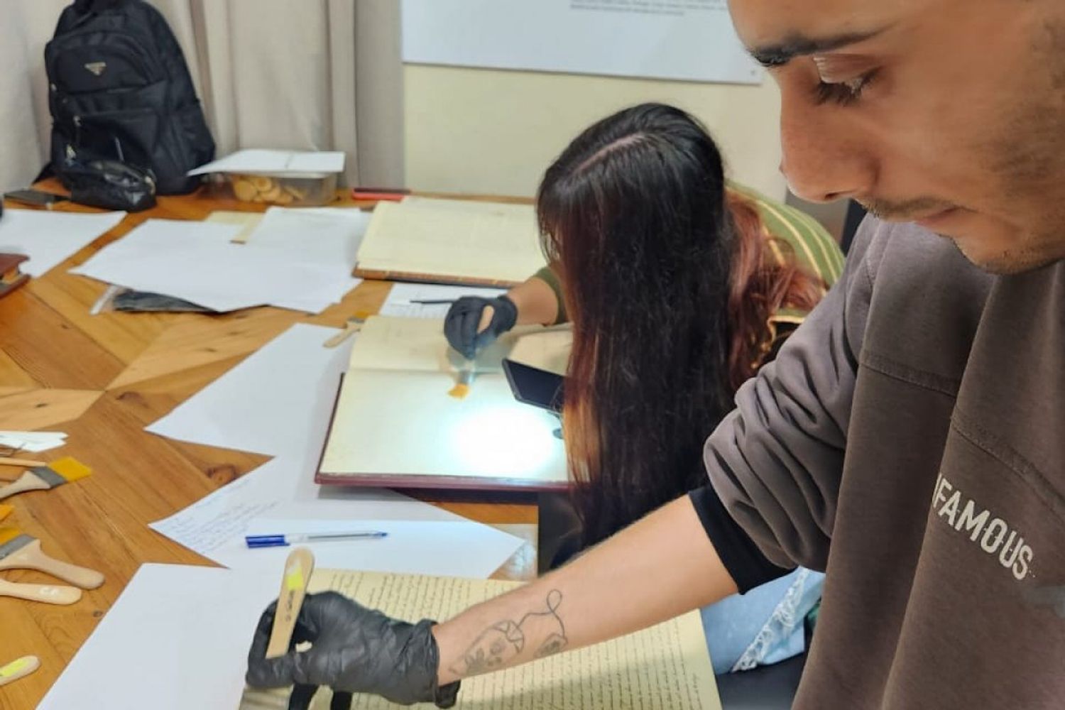 Estudiantes restaurar documentos clave del exfrigorífico de Gualeguaychú.