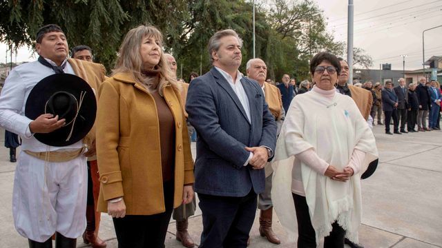 El presidente del Concejo Deliberante de San Salvador de Jujuy, Gastón Millón, junto a las concejales Blanca Ontiveros y Graciela Carrasco, presentes en el homenaje al general Manuel Eduardo Arias, en el 204º aniversario de su muerte.