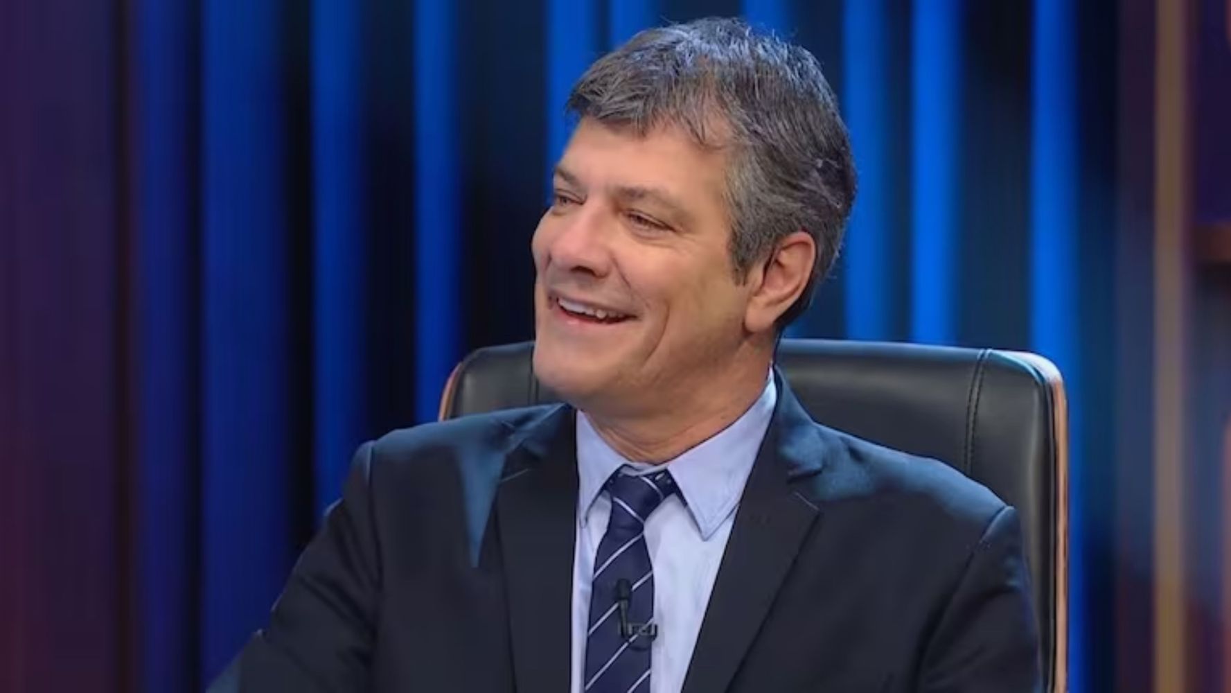 El conductor despotricó contra los cantantes.