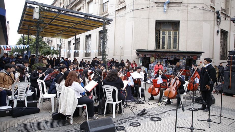 La peatonal tucumana se llenó de música por el Día de la Bandera