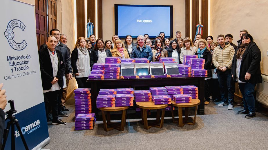 El Gobierno entregó 207 tablets a instituciones educativas de Catamarca
