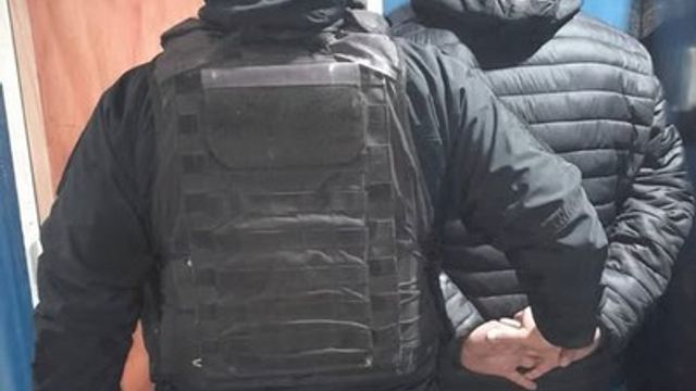 Fue encontrado durmiendo dentro de una camioneta Fiat Fiorino, propiedad de otro joven.