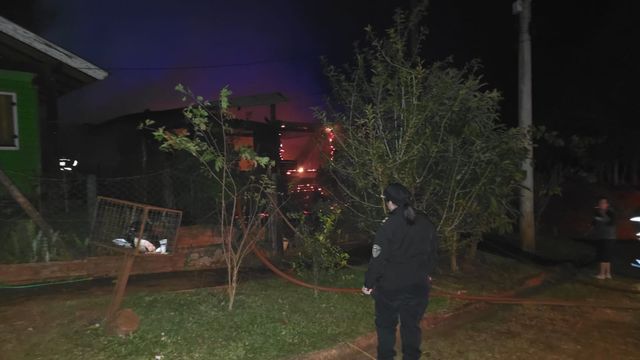 Un incendio destruyó por completo una vivienda en Ruiz de Montoya y se investiga su origen.