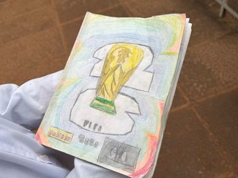 La historia de Mateo, el niño misionero que dibuja sus propias figuritas para completar el álbum del Mundial