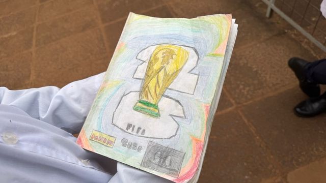 La historia de Mateo, el niño misionero que dibuja sus propias figuritas para completar el álbum del Mundial.