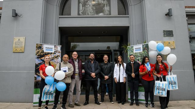 Pantalla gigante, food trucks y música: así se vive la Fan Zone en Paraná para alentar a Argentina.