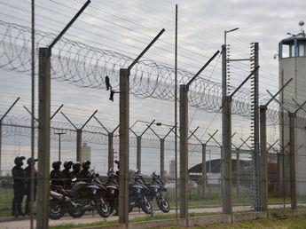Quiénes son las 11 agentes que van a juicio por golpear a dos internas en la cárcel de Bouwer