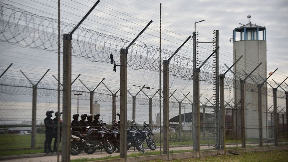 Quiénes son las 11 agentes que van a juicio por golpear a dos internas en la cárcel de Bouwer