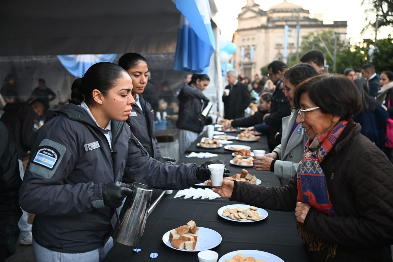 La jornada comenzó con el tradicional chocolate patrio y continuó con la ceremonia oficial.