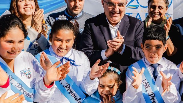 En el aniversario participaron autoridades provinciales, municipales, estudiantes y vecinos.