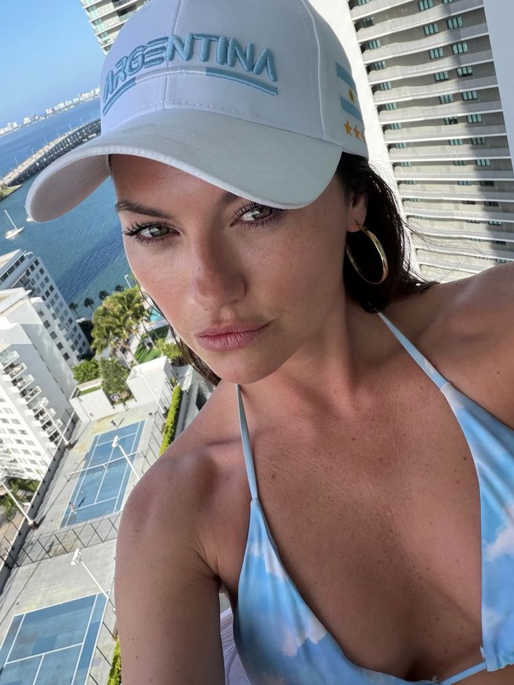 Sofía "Jujuy" Jiménez se robó todas las miradas con una bikini celeste y blanca en la previa del partido de Argentina