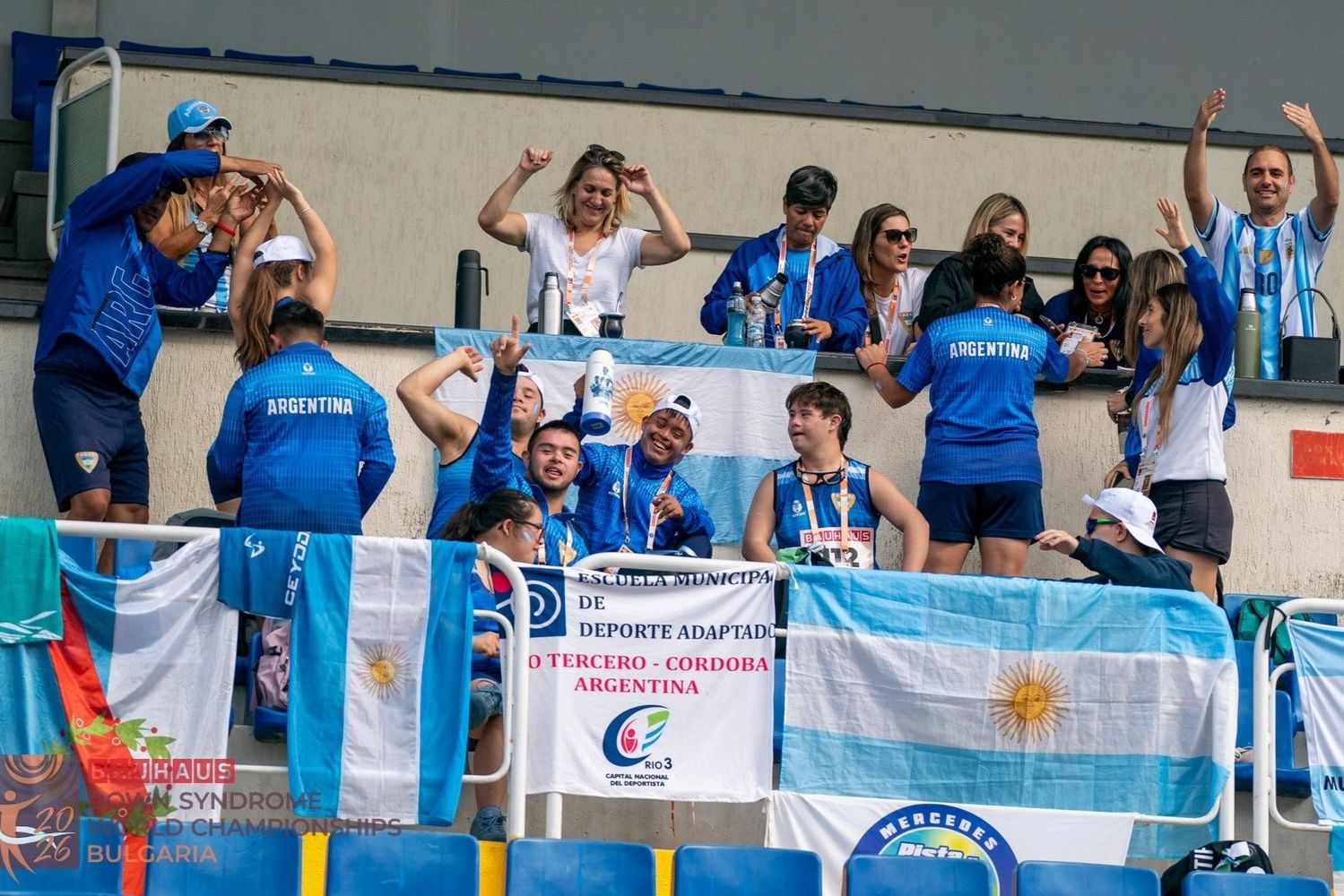 Rodeado por sus compañeros de la prueba y en medio de la celebración del cuerpo técnico, en el centro de la imagen el atleta de Jujuy Carlos Isasmendi, con una gran sonrisa en su rostro.