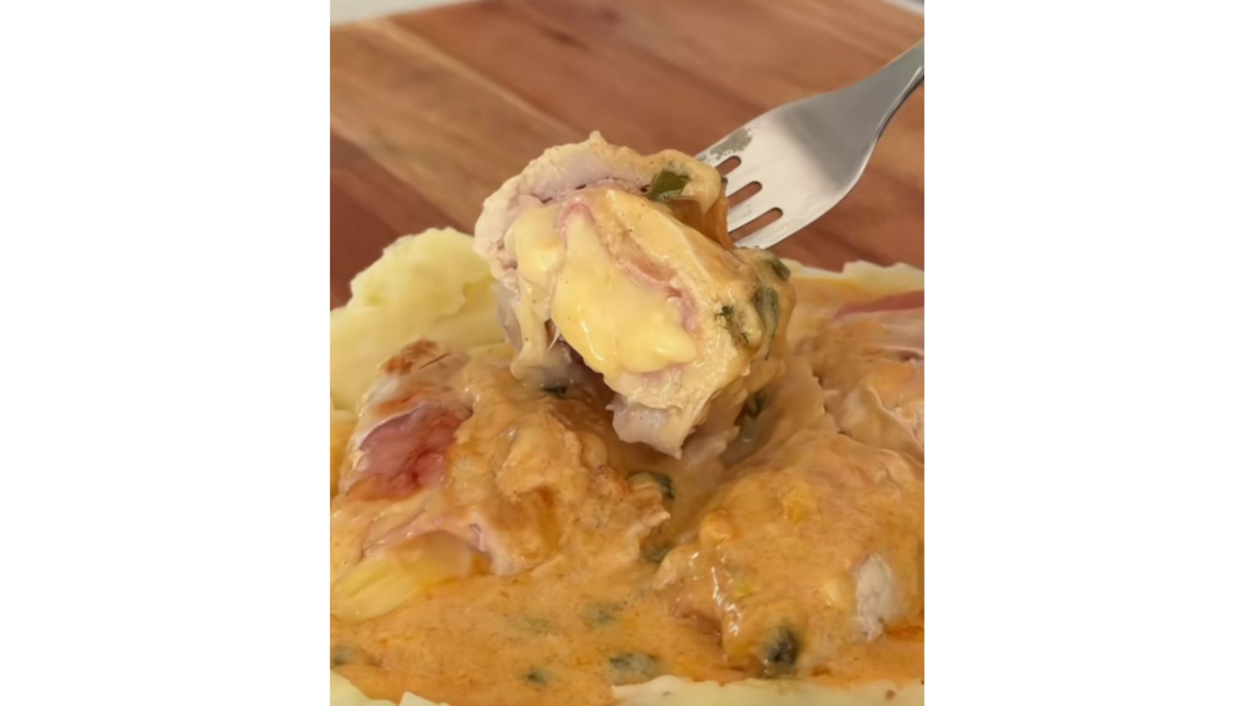 Así queda el pollo relleno.