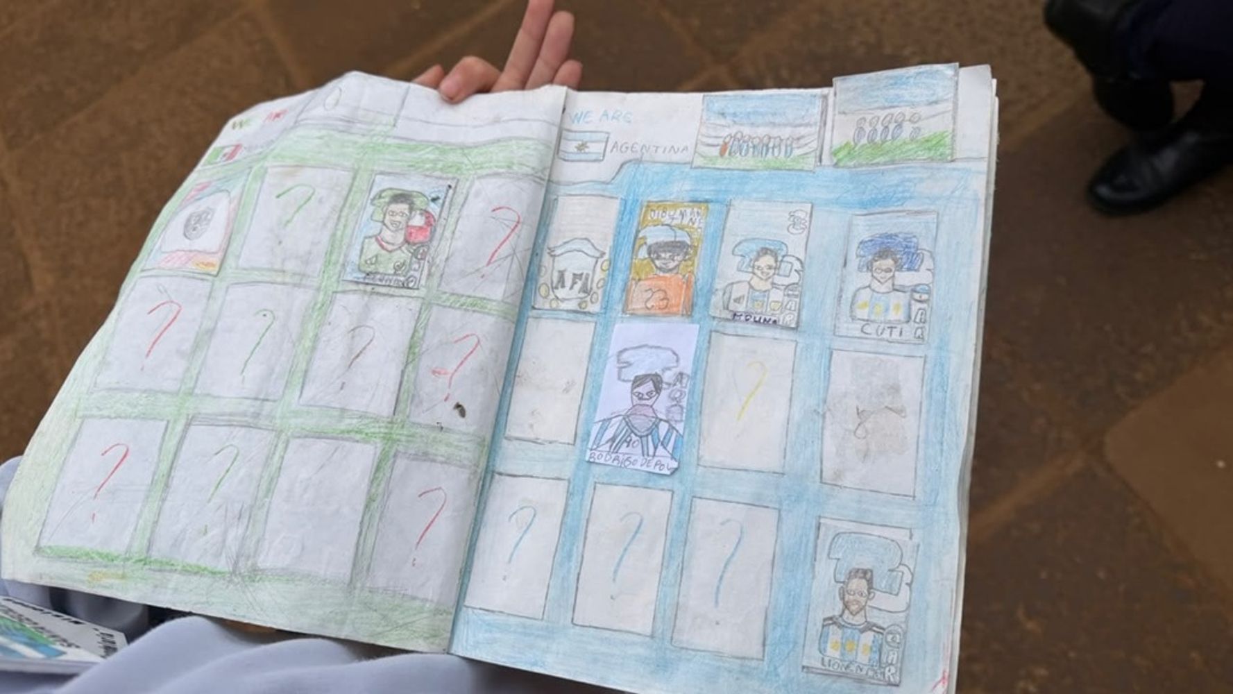 La historia de Mateo, el niño misionero que dibuja sus propias figuritas para completar el álbum del Mundial.