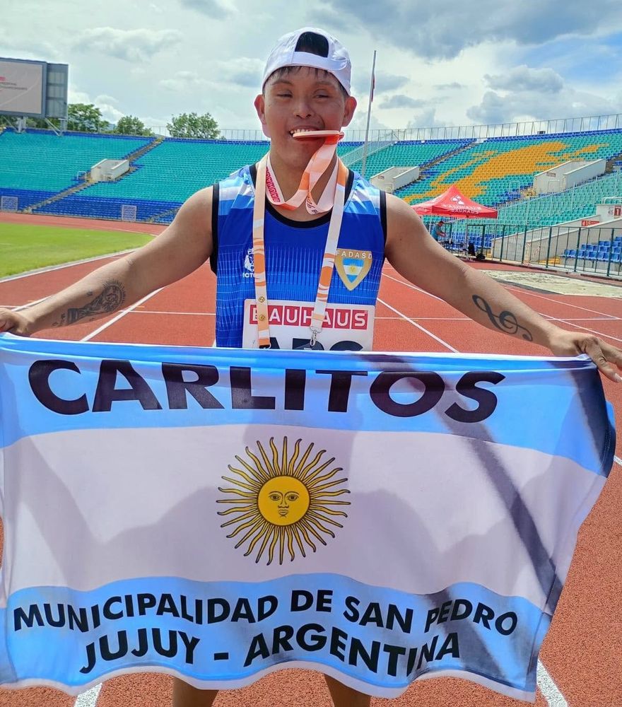 Carlos Isasmendi exhibe con orgullo la medalla de bronce obtenida este jueves en Bulgaria, en el Mundial de Atletismo para personas con Síndrome de Down.