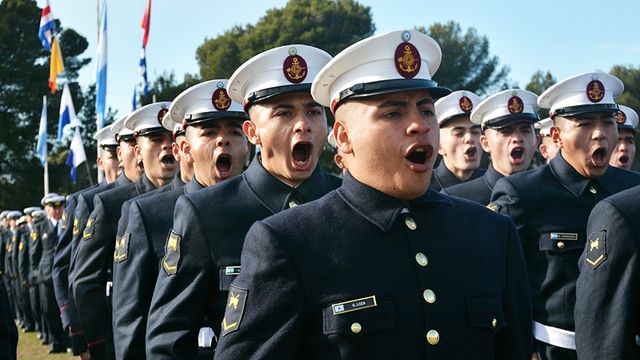 Se realizará en Puerto Belgrano el acto de Jura a la Bandera y entrega de espadas a Suboficiales ascendidos. 