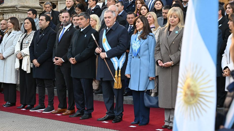 Jaldo encabezó la promesa y jura a la Bandera frente a Casa de Gobierno
