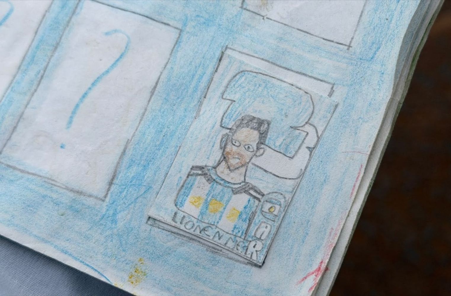 La historia de Mateo, el niño misionero que dibuja sus propias figuritas para completar el álbum del Mundial.