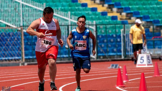 Pura concentración en la pista defendiendo los colores argentinos en Bulgaria, el sampedreño Carlos Isasmendi fue uno de los protagonistas de la posta 4 × 400.
