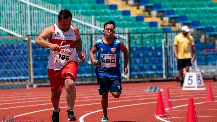 Pura concentración en la pista defendiendo los colores argentinos en Bulgaria, el sampedreño Carlos Isasmendi fue uno de los protagonistas de la posta 4 × 400.